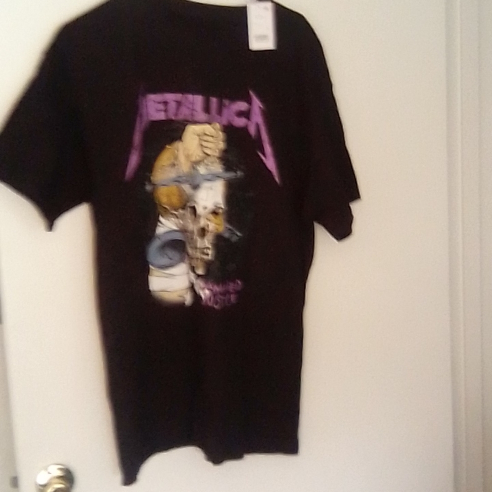 Black Metallica shirt